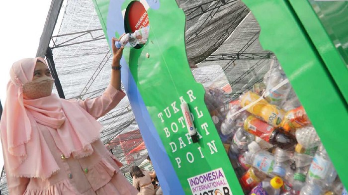 Eco Green Setor Sampah Botol Plastik Dapat Poin Sebuah perusahaan berbasis sosial digital menerapkan eco green sebgai bentuk kepedulian kelestarian lingkungan.