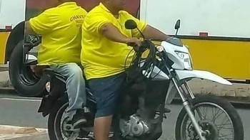 Seolah membonceng pria yang menghadap berlawanan arah, ternyata... Foto: dok reddit.com/confusing_perspective