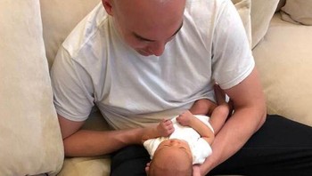 Sang ayah seperti punya tangan kanan  seperi bayi. Foto: dok reddit.com/confusing_perspective