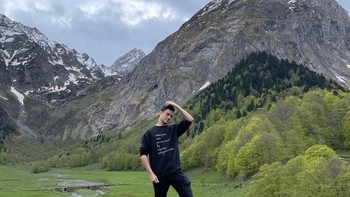 Pria raksasa... Foto: dok reddit.com/confusing_perspective