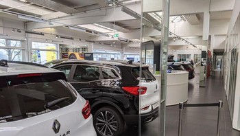 Mobil dengan bagian belakang punya warna yang berbeda. Foto: dok reddit.com/confusing_perspective