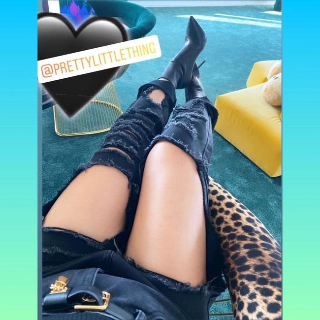 Tak jarang wanita yang dulu dilaporkan pernah jadi pengasuh anak itu tampil ekstra saat naik pesawat pribadi. Misalnya ketika ia memakai jeans robek dan booties ini. Foto: Instagram @georginagio