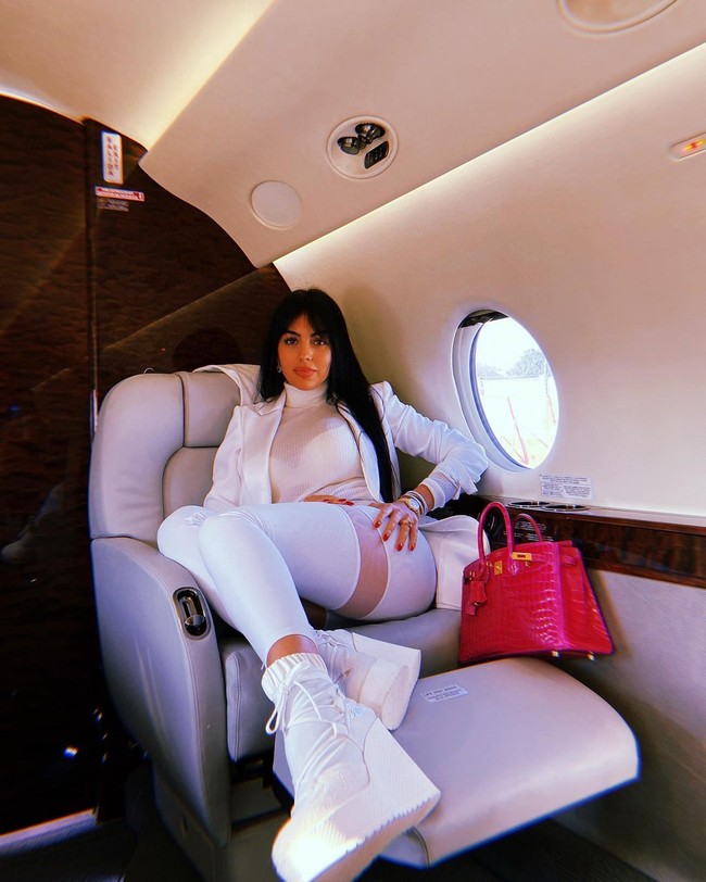 Ketika bepergian dengan pesawat yang nyaman dan mewah Georgina menyesuaikan penampilannya dengan berdandan maksimal. Foto: Instagram @georginagio