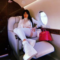 Ketika bepergian dengan pesawat yang nyaman dan mewah Georgina menyesuaikan penampilannya dengan berdandan maksimal. Foto: Instagram @georginagio