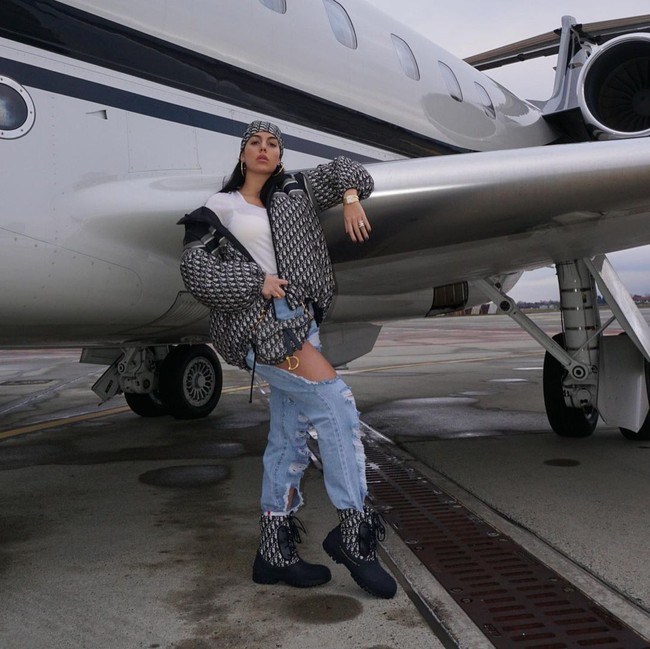 Bukan cuma di dalam, Georgina juga sering menjadikan bagian pesawat lain sebagai tempat foto OOTD.  Foto: Instagram @georginagio