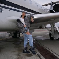 Bukan cuma di dalam, Georgina juga sering menjadikan bagian pesawat lain sebagai tempat foto OOTD.  Foto: Instagram @georginagio