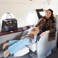 Dalam penampilan berikut gaya Georgina bisa dibilang simpel saat mengombinasikan jaket kulit dan celana jeans. Namun ketika ditambah dengan syal Louis Vuitton dan tas Hermes tentu penampilannya tidak dapat dibilang sederhana lagi. Foto: Instagram @georginagio