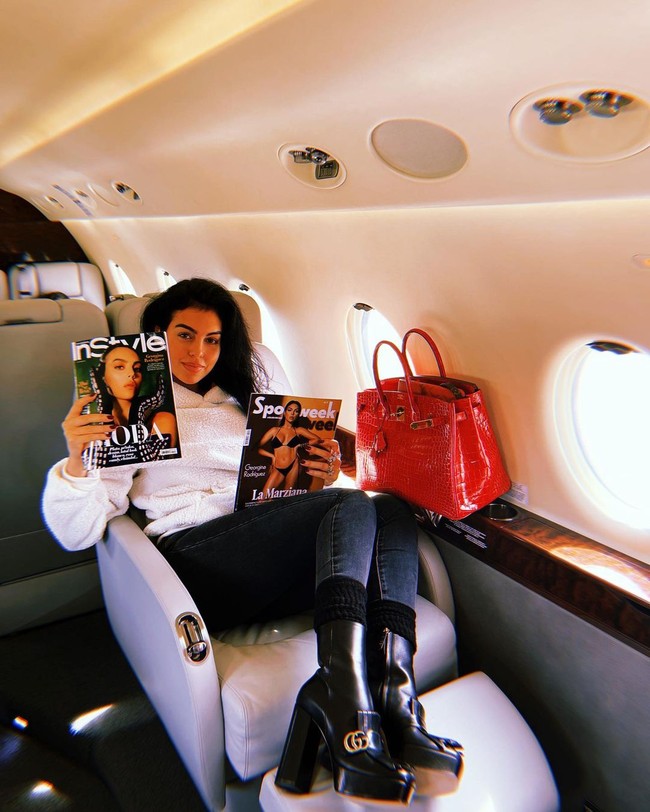 Kali ini model tersebut sekaligus memamerkan hasil kerjanya untuk dua buah majalah terkenal. Foto: Instagram @georginagio