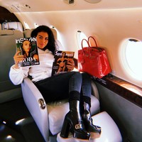 Kali ini model tersebut sekaligus memamerkan hasil kerjanya untuk dua buah majalah terkenal. Foto: Instagram @georginagio