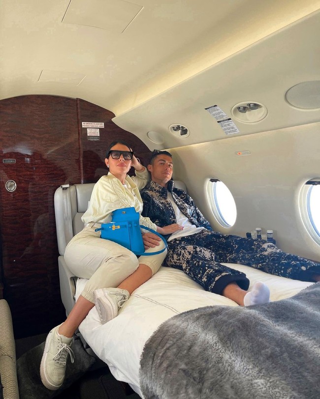 Terbang dengan pesawat pribadi sudah menjadi hal biasa untuk seorang Georgina Rodriguez. Kekasih pesepakbola Cristiano Ronaldo itu pun sering memamerkan gaya sekaligus bersama kemesraan saat naik private jet di Instagram. Foto: Instagram @georginagio