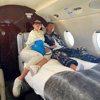 Terbang dengan pesawat pribadi sudah menjadi hal biasa untuk seorang Georgina Rodriguez. Kekasih pesepakbola Cristiano Ronaldo itu pun sering memamerkan gaya sekaligus bersama kemesraan saat naik private jet di Instagram. Foto: Instagram @georginagio