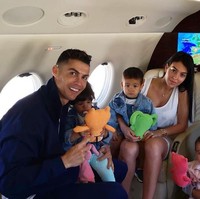 Tak selalu glamour tak jarang, Georgina pernah memilih pakaian sederhana saat naik pesawat jet. Kali ini ia tampak mengenakan tank top saat bepergian bersama keluarga. Foto: Instagram @georginagio