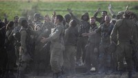 Sejumlah pasukan arteleri Israel bersorak ketika sasaran tempak mereka mengenai sasaran di Jalur Gaza.