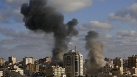 Serangan udara Israel menghantam sejumlah gedung di Kota Gaza. AP Photo/Heidi Levine.