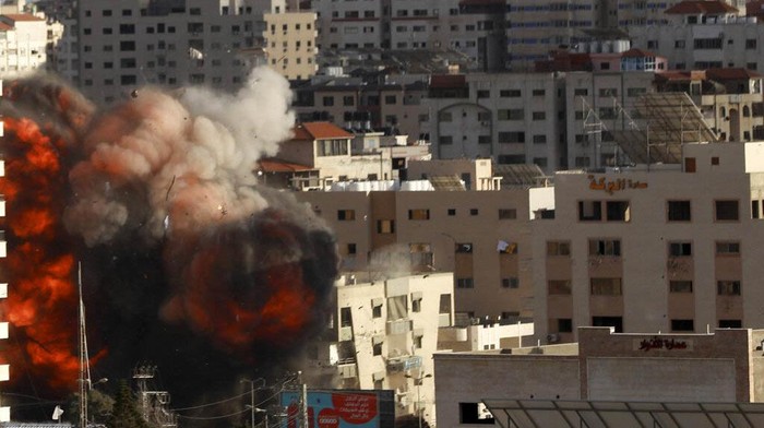 Israel terus menggempur jalur Gaza. Sejumlah bangunan pun rusak parah akibat hantaman roket tersebut.