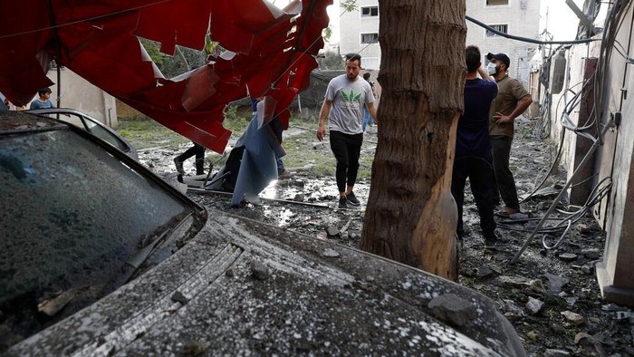 Israel terus menggempur jalur Gaza. Sejumlah bangunan pun rusak parah akibat hantaman roket tersebut.