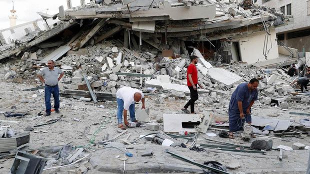 Israel terus menggempur jalur Gaza. Sejumlah bangunan pun rusak parah akibat hantaman roket tersebut.