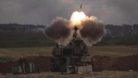 Israel menembakkan artileri ke Jalur Gaza border. AP Photo/Heidi Levine.
