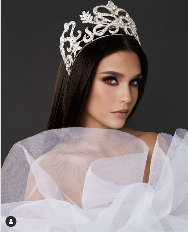 Inilah Miss Universe Peru 2020 Janick Maceta. Wanita yang kecantikannya banyak mendapat pujian warganet itu sukses melaju ke babak top 5 Miss Universe 2020. Namun pada akhirnya Janick hanya meraih gelar runner up 2 Miss Universe 2020. Foto: Dok. Instagram @ janickmaceta