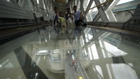 Sebuah jembatan yang terbuat dari kaca ada di Tower Bridge, ikon ibu kota Inggris, London. Para pengunjung dapat melihat pemandangan lalu lintas di bawahnya.  