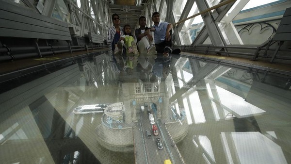 Sebuah jembatan yang terbuat dari kaca ada di Tower Bridge, ikon ibu kota Inggris, London. Para pengunjung dapat melihat pemandangan lalu lintas di bawahnya. Sebuah jembatan yang terbuat dari kaca ada di Tower Bridge, ikon ibu kota Inggris, London. Para pengunjung dapat melihat pemandangan lalu lintas di bawahnya.