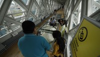 Jembatan kaca ini diresmikan pada tahun 2014 dan hingga kini masih menjadi daya tarik bagi wisatawan domestik maupun internasional.  