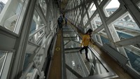 Sejumlah wisatawan dapat menguji keberanian mereka dengan berjalan diketinggian 42 meter yang menghubungkan dua menara di atas Sungai Thames.  
