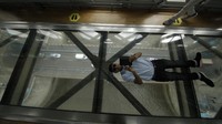 Jembatan ini menyuguhkan beragam pemandangan unik bagi para pengunjung seperti melihat jembatan bawah terangkat, serta situasi lalu lintas dan perahu-perahu yang ada di bawahnya.  