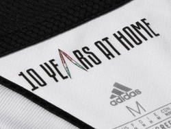 Jersey ini sekaligus untuk memperingati 10 tahun Allianz Stadium. Terdapat tulisan yang menandakan hal tersebut di area dalan kerah. (Foto: Twitter @kit_culture)
