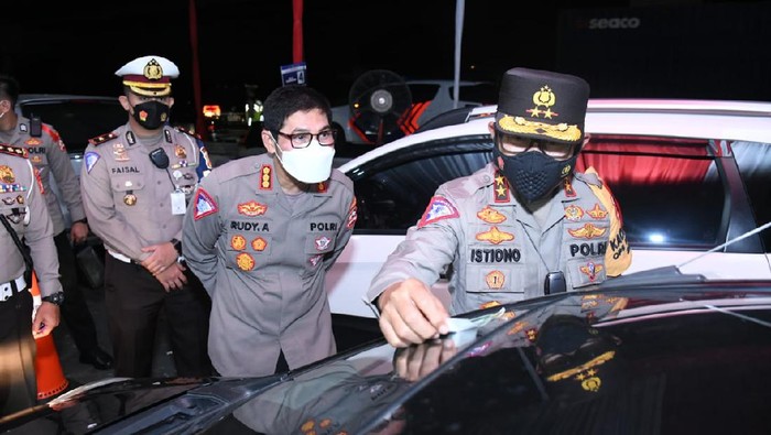 kakorlantas Polri, Irjen Istiono saat meninjau pos penyekatan arus balik di Tol Jakarta-Cikampek KM 34 (Istimewa)