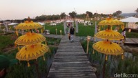 Pengunjung bakal dimanjakan dengan nuansa Bali yang berpadu dengan keindahan alam Cirebon. Kain kotak-kotak hitam putih yang bercorak khas Bali mendominasi kawasan Kampung Sabin. (Sudirman Wamad/detikTravel)