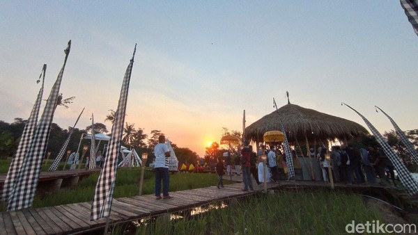 Pengunjung yang ingin menikmati makanan dan keindahan Kampung Sabin pengunjung cukup membeli voucher Rp 20 ribu saat hari biasa. Sedangkan saat akhir pekan harga voucher Rp 30 ribu. Voucher tersebut bisa ditukar dengan makanan dan minuman yang ada di Kampung Sabin. (Sudirman Wamad/detikTravel)