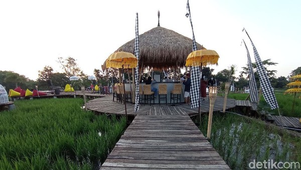 Kampung Sabin adalah destinasi anyar di Kabupaten Cirebon, Jawa Barat. Kampung Sabin merupakan destinasi wisata kuliner dan swafoto yang bernuansa Bali banget. Istilahnya, Bali Vibes banget! (Sudirman Wamad/detikTravel) Kampung Sabin adalah destinasi anyar di Kabupaten Cirebon, Jawa Barat. Kampung Sabin merupakan destinasi wisata kuliner dan swafoto yang bernuansa Bali banget. Istilahnya, Bali Vibes banget! (Sudirman Wamad/detikTravel)
