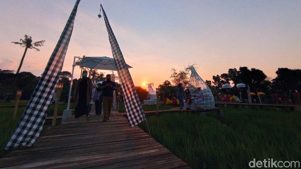 Kampung Sabin sejatinya diperuntukkan bagi pengunjung yang ingin menikmati makan bersama keluarga, atau makan malam romantis di tengah persawahan. Pengelola menyediakan meja makan yang tersebar di beberapa titik. (Sudirman Wamad/detikTravel) Kampung Sabin sejatinya diperuntukkan bagi pengunjung yang ingin menikmati makan bersama keluarga, atau makan malam romantis di tengah persawahan. Pengelola menyediakan meja makan yang tersebar di beberapa titik. (Sudirman Wamad/detikTravel)