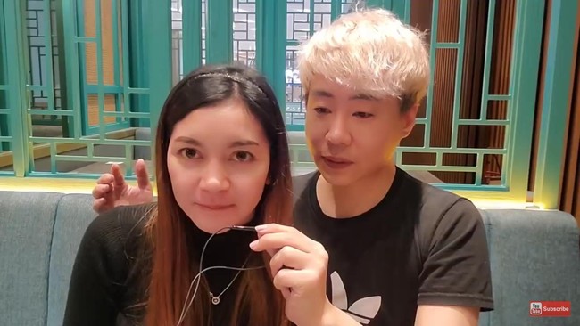 Jadi aku mengumumkan bahwa secepat mungkin akan menikahi Kania, anak Bandung dari Soreang ini, benar jadi biar menyempurnakannya dulu. Resepsi bisa nanti di Korea atau di Indonesia, itu kita masih mikir-mikir. Orangtua aku tidak bisa ke Indonesia, begitu juga Kania karena pandemi ini, lanjut Ujung Oppa. Foto: YouTube Ujung Oppa