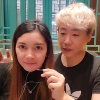 Jadi aku mengumumkan bahwa secepat mungkin akan menikahi Kania, anak Bandung dari Soreang ini, benar jadi biar menyempurnakannya dulu. Resepsi bisa nanti di Korea atau di Indonesia, itu kita masih mikir-mikir. Orangtua aku tidak bisa ke Indonesia, begitu juga Kania karena pandemi ini, lanjut Ujung Oppa. Foto: YouTube Ujung Oppa