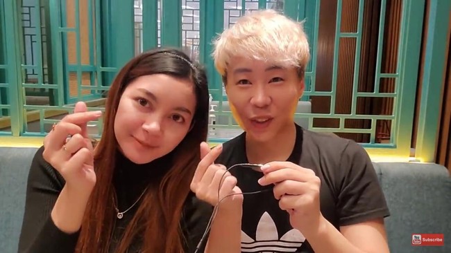 Ujung Oppa merasakan betul jika kisah cinta beda negaranya mendapatkan sorotan dari warganet. Untuk itu, ia ingin memberikan contoh yang baik kepada pasangan lainnya. Ujung Oppa atau Hwang WooJoong akan membuat sambungan tatap muka secara online bersama dengan keluarga besarnya yang ada di Korea jika hendak melangsungkan akad nikah. Hwang dan Kania meminta dukungan warganet agar niatnya untuk menikah dipermudah dan diberikan kelancaran. Foto: YouTube Ujung Oppa