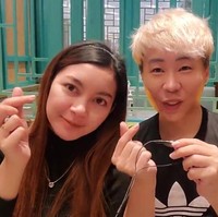 Ujung Oppa merasakan betul jika kisah cinta beda negaranya mendapatkan sorotan dari warganet. Untuk itu, ia ingin memberikan contoh yang baik kepada pasangan lainnya. Ujung Oppa atau Hwang WooJoong akan membuat sambungan tatap muka secara online bersama dengan keluarga besarnya yang ada di Korea jika hendak melangsungkan akad nikah. Hwang dan Kania meminta dukungan warganet agar niatnya untuk menikah dipermudah dan diberikan kelancaran. Foto: YouTube Ujung Oppa