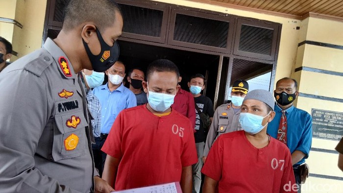 Kedua tersangka pengeroyokan hingga tewas  saat diamankan di Mapolres Tanjungbalai. (Perdana R/detikcom)
