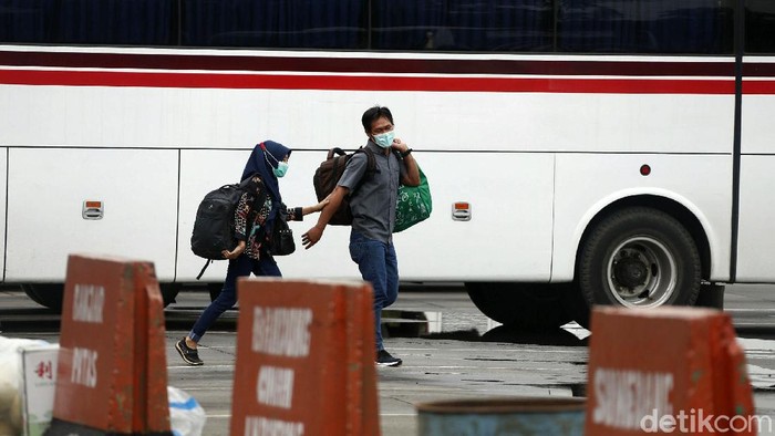 Terminal Kampung Rambutan kembali beroperasi setelah sempat ditutup karena aturan larangan mudik 2021. Kini terminal di Jakarta Timur itu kembali ramai pemudik.