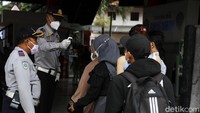 Usai dibuka kembali, Terminal Kampung Rambutan, terlihat ramai oleh pemudik.