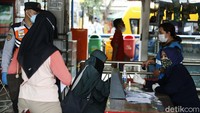 Suasana di area keberangkatan bus AKAP tampak ramai.