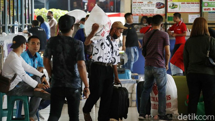 Kembali Beroperasi, Terminal Kampung Rambutan Dipenuhi Pemudik Terminal Kampung Rambutan kembali beroperasi setelah sempat ditutup karena aturan larangan mudik 2021. Kini terminal di Jakarta Timur itu kembali ramai pemudik.