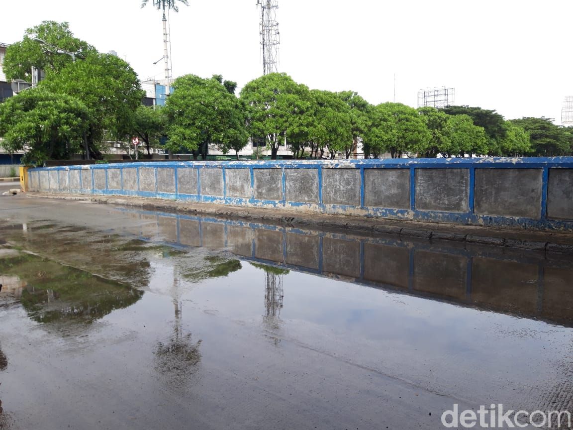 Kondisi Jl RE Martadinata-Jembatan Lodan, usai diguyur hujan semalam, 18 Mei 2021 pagi. (Rakha Ariyanto Darmawan/detikcom)