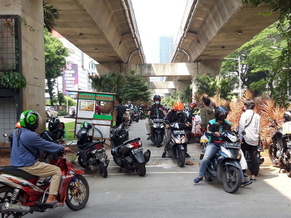 Kondisi trotoar di kolong JLNT Casablanca, Kuningan. Pemotor naik melalui celah di putar balik.
