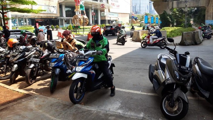 Kondisi trotoar di kolong JLNT Casablanca, Kuningan. Pemotor naik melalui celah di putar balik.
