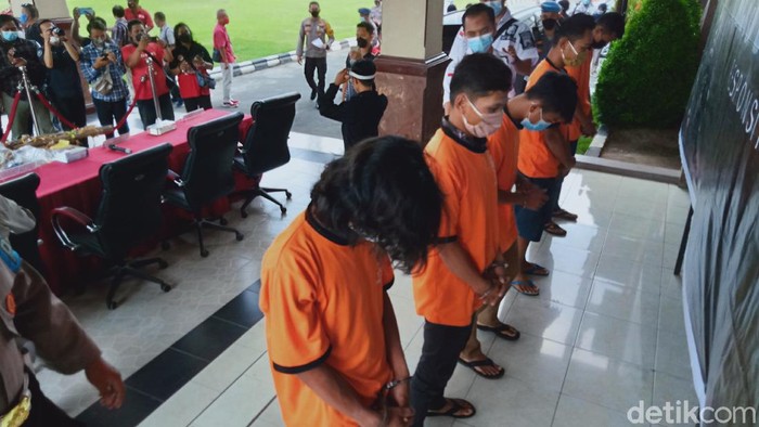 Lima tersangka pembuat balon udara bermuatan petasan diamankan Polres Klaten, Selasa (18/5/2021).