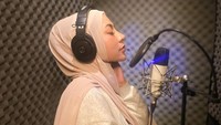 Liza Aditya merupakan seorang penyanyi. Kegiatannya di dunia tarik suara kerap dibagikan di Instagram. (Foto: dok. Instagram @lzadtya) 