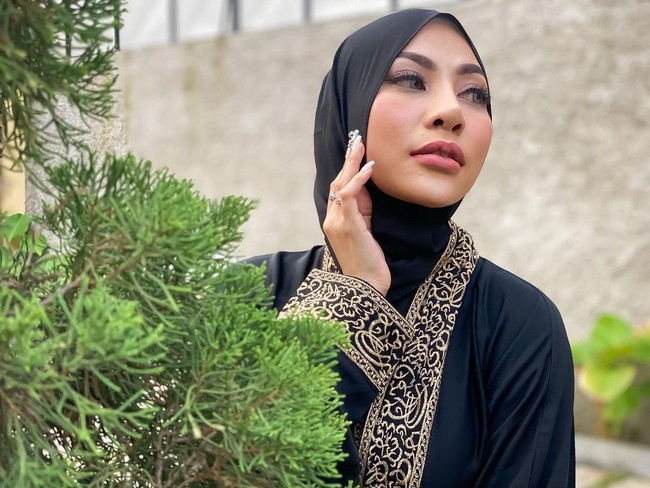 Liza Aditya membantah keras disebut penampilannya berubah karena akan datangnya bulan Ramadhan. Ia mengaku sudah berhijab sejak beberapa waktu lalu. Nggak sama sekali. Nggak mendadak pakai hijab ini, sudah mulai latihan beberapa waktu lalu, ujarnya. Foto: dok. Instagram @lzadtya