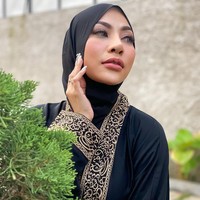 Liza Aditya membantah keras disebut penampilannya berubah karena akan datangnya bulan Ramadhan. Ia mengaku sudah berhijab sejak beberapa waktu lalu. Nggak sama sekali. Nggak mendadak pakai hijab ini, sudah mulai latihan beberapa waktu lalu, ujarnya. Foto: dok. Instagram @lzadtya